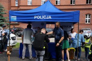 Dzieci odwiedzają stoisko tematyczne raciborskiej policji