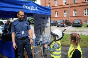 Policjant raciborski odpowiada dzieciom na zadawane pytania