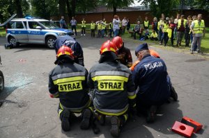 Współdziałanie służb ratunkowych podczas symulacji wypadku drogowego połączone z gaszeniem płonącego samochodu i wyjęciem z niego poszkodowanych osób