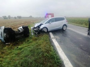 zdjęcie przedstawia samochody biorące udział w wypadku drogowym. Uszkodzone pojazdy to Opel Zafira oraz  Toyota Yaris
