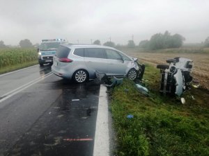 zdjęcie przedstawia samochody biorące udział w wypadku drogowym. Uszkodzone pojazdy to Opel Zafira oraz  Toyota Yaris