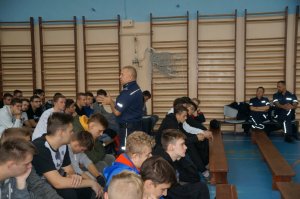 Uczniowie mechanika słuchają przedstawiciela kadr Komendy Wojewódzkiej Policji na temat zasad rekrutacji do służby