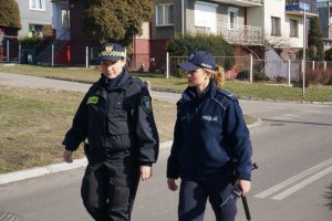 sierż. Ewa Urbańczyk w trakcie wspólnego patrolu z funkcjonariuszką Straży Miejskiej