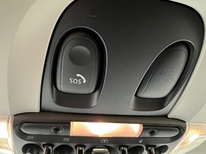 zdjęcie przedstawia wnętrze samochodu z przyciskiem SOS systemu eCall