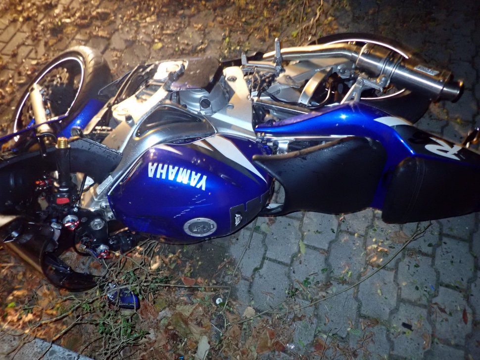 Uszkodzony motocykl yamaha - miesjce wypadku drogowego.