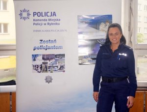 Policjantka z Zespołu Kadr i Szkolenia, która promuje służbę w Policji.