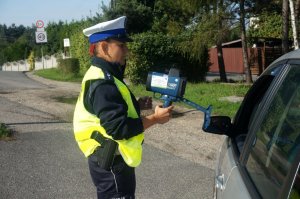 Policjantka z WRD KMP w Rybniku pokazuje zmierzoną  prędkość kierującemu.