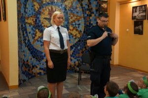 policjant i policjantka na imprezie bibliotecznej