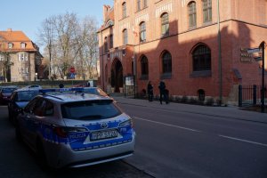 policyjny radiowóz, w tle budynek Muzeum powstań śląskich