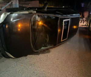 zdjęcie przedstawia: samochód przewrócony w wyniku kolizji na lewą stronę