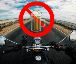 zdjęcie przedstawia motocykl z grafiką przekreślanego alkoholu