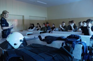 zdjęcie przedstawia: policjantkę podczas prelekcji w klasie z uczniami