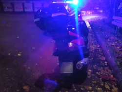 zdjęcie przedstawia zatrzymany do kontroli motorower