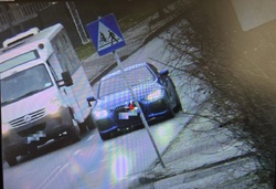 zdjęcie przedstawia samochody na drodze