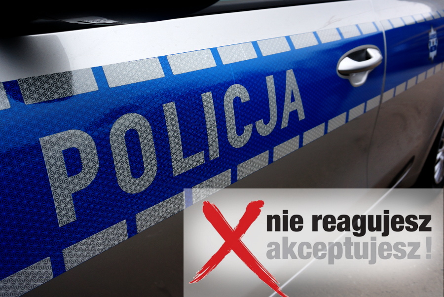 zdjęcie przedstawia bok policyjnego radiowozu z napisem POLICJA obok widać czerwony znak X i napis nie reagujesz - akceptujesz