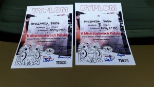 zdjęcie przedstawia dwa dyplomy, które otrzymał Ryszard Preg za zajęcie pierwszego i drugiego miejsca w Mistrzostwach Polski w wyciskaniu sztangi.