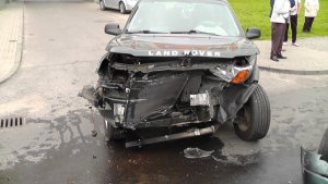 Zdjęcie przedstawia rozbity samochód osobowy.