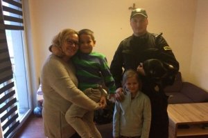 Rodzina wdzięczna policjantom za uratowanie ich kotka