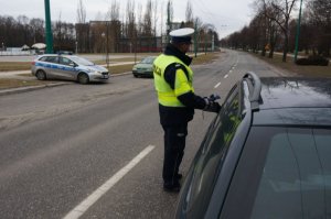 Policjanci eliminują z drogi kolejnych pijanych kierowców