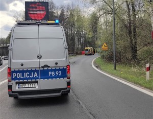 Na zdjęciu radiowóz Policji na miejscu zdarzenia drogowego