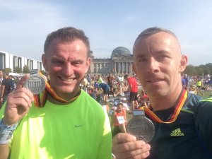 nadkom. Robert Małek i mł.insp. Tadeusz Stuchlik podczas 43 Berlin Marathon