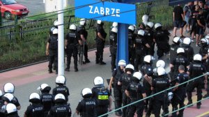 Policjanci podczas zabezpieczenia meczu piłki nożnej rozgrywanego pomiędzy drużynami Górnika Zabrze i Arki Gdynia