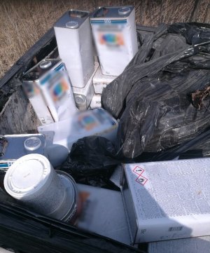 Odpady ujawnione w zabrzańskiej dzielnicy Mikulczyce i samochód, którymi odpady były przewożone.