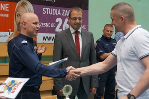 Śląski Komendant Wojewódzkiego Policji wręcza dyplom wyróżnionemu zawodnikowi