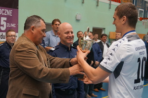 Przedstawiciel Śląskiego Związku Piłki Siatkowej Wiesław Cieślik wręcza puchar najlepszemu zawodnikowi turnieju