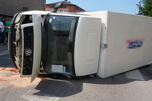 Zdjęcie przewróconego samochodu dostawczego na miejscu wypadku drogowego