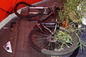 Zdjęcie uszkodzonego roweru, którym jechała jedna z ofiar wypadku drogowego