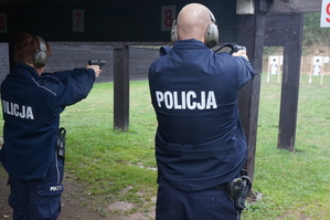 Dwóch policjantów celujących do tarczy