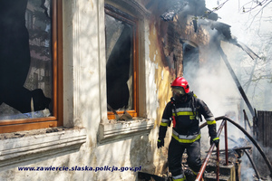 Strażak wychodzący z płonącego budynku