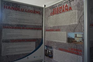 Plansze z informacjami na temat Handlu ludźmi wystawione w holu Miejskiego Ośrodka Kultury w Zawierciu