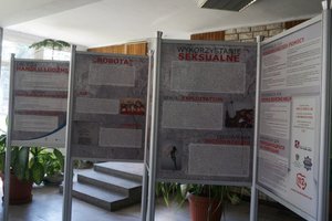 Plansze z informacjami na temat Handlu ludźmi wystawione w holu Miejskiego Ośrodka Kultury w Zawierciu