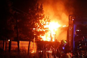 Zdjęcie płonącego domu.