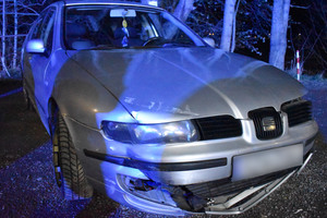 Na zdjęciu widoczny uszkodzony samochód, który brał udział w zdarzeniu drogowym.