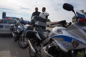Policjanci zabezpieczający paradę motocyklistów