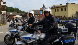 Policjanci zabezpieczający paradę motocyklistów