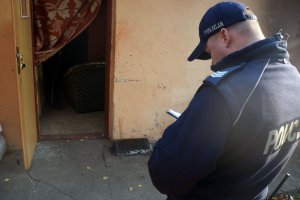 Policjanci z pracownikiem socjalnym odwiedzają bezdomnych