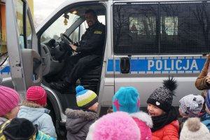 Policjant podczas spotkania z przedszkolakami