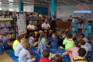 Dzielnicowi z Żor czytają dzieciom