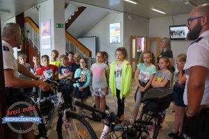Dzielnicowi z Żor wyjaśniają dzieciom jak wyposażony jest bezpieczny rower