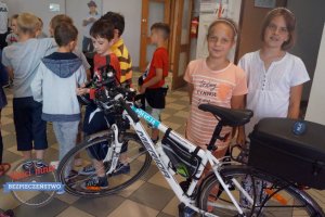 Dzieci oglądają rowery dzielnicowych