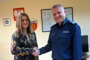 Komendant Miejski Policji w Żorach gskłada gratulacje Roksanie