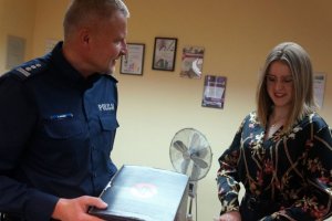 Komendant Miejski Policji w Żorach wręcza Roksanie nagrodę