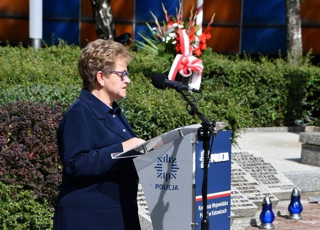 Pani Prezes Teresa Bracka na mównicy przed Grobem Policjanta Polskiego