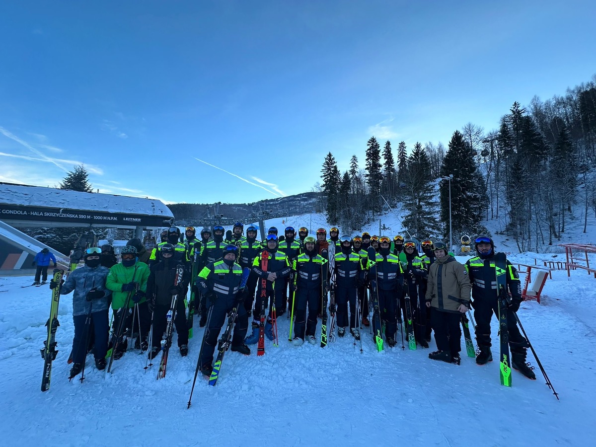 Zdjęcie grupowe narciarzy - uczestników szkolenia.