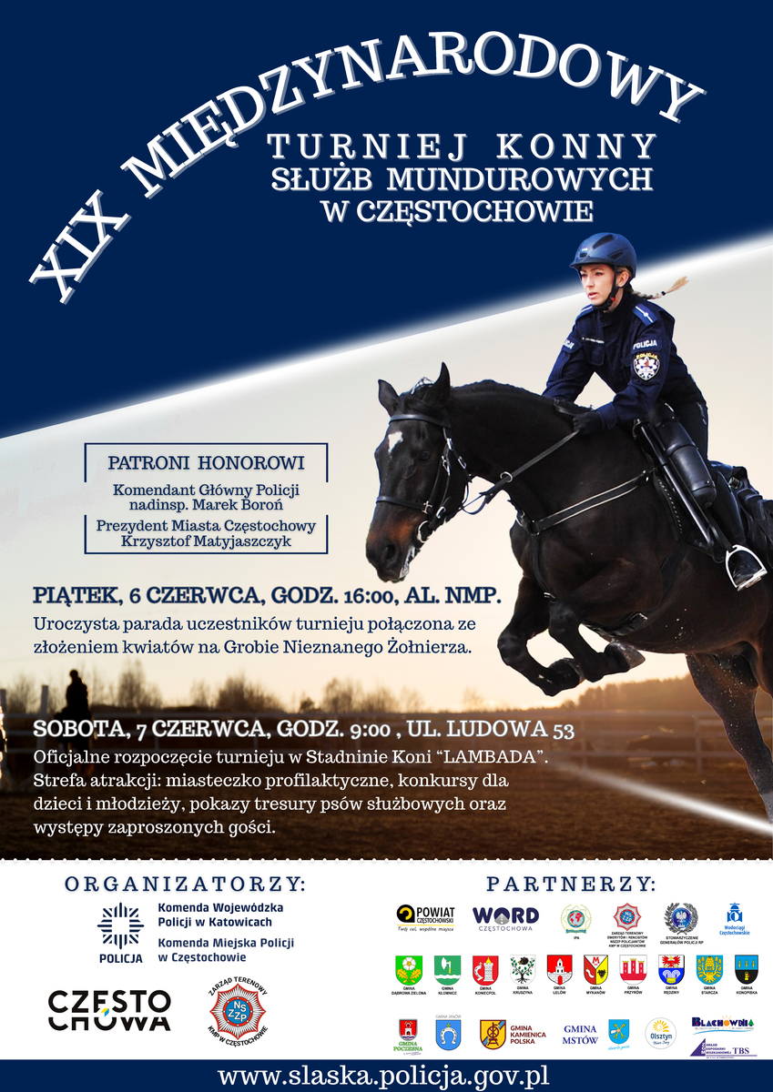 Plakat z zaproszeniem na turniej konny w Częstochowie, przedstawiający policjantkę na koniu w trakcie skoku oraz informacje o czekających na odwiedzających atrakcjach, jak również loga partnerów i organizatorów imprezy 