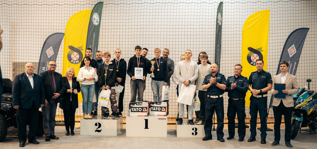 Zdjęcie grupowe uczestników na podium